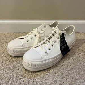 Low Top all White Converse Sneaker